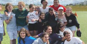 Lachende Kinder in einem Youth Meeting in Schweden