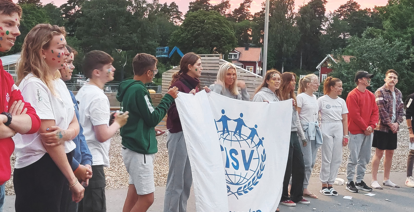 Kinder mit CISV Flagge in einem Step Up